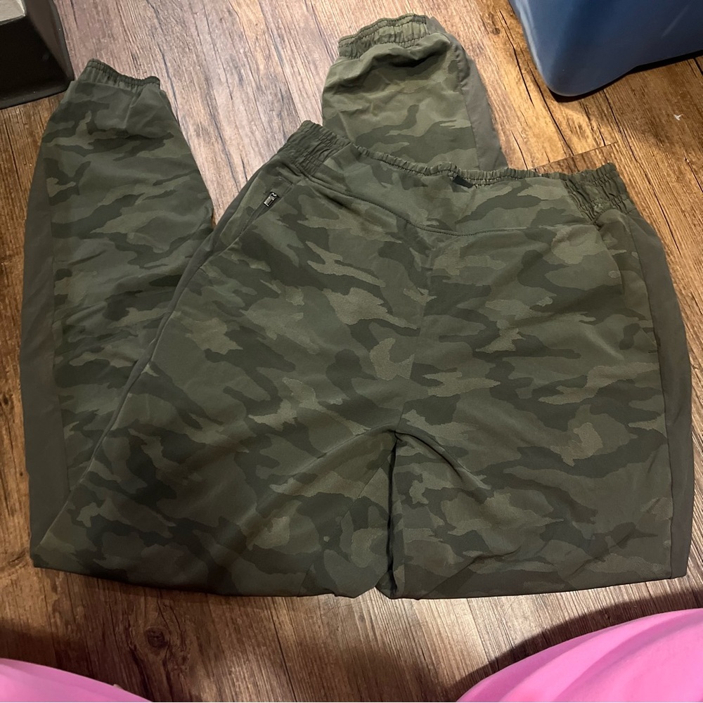 ATHLETA •Women’s Brooklyn Textured Lined Jogger Pants in Olive Camo Size 10 Tall